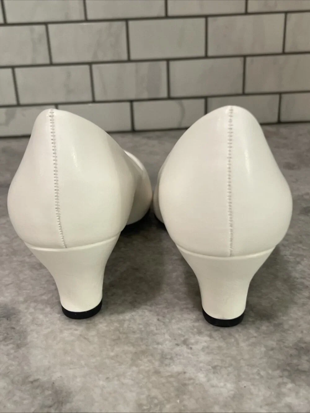 Easy Street White Pumps Womens Size 9 New with Box Fabulous Kitten Heel - Picture 5 of 7